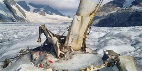 瑞士冰川融化致飞机残骸现身