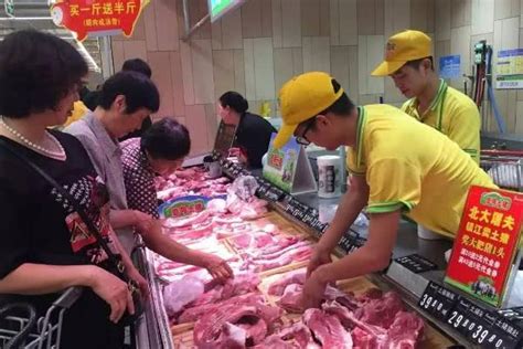 男子在超市买猪肉发现不对劲