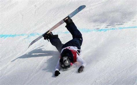 男子滑雪摔倒脸先着地