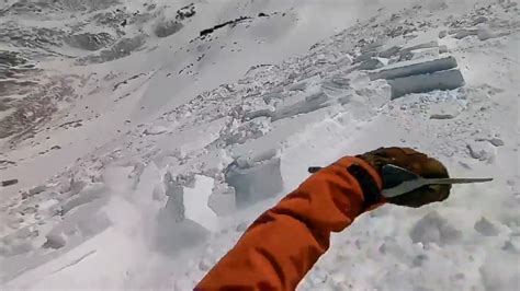 男子被困雪顶自救