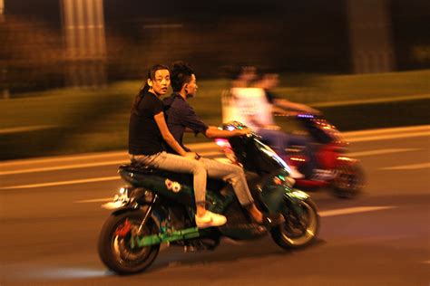 男子骑摩托在高速狂飙
