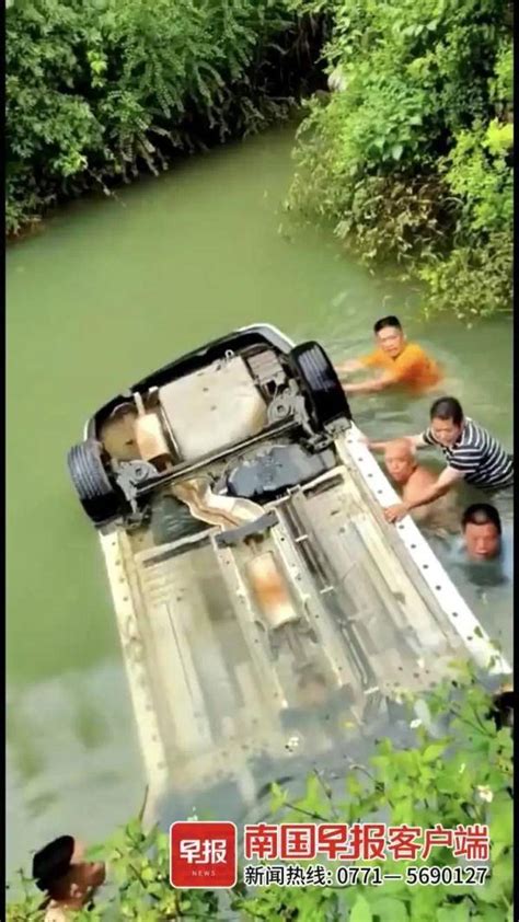 私家车坠长江4人溺亡