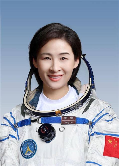第一位女航天员刘洋谈父母落泪