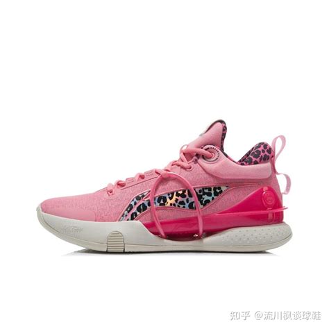 粉红配色的篮球鞋