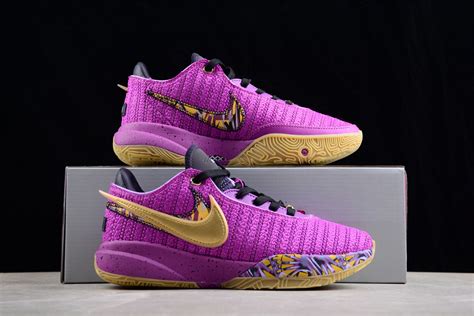 紫金色篮球鞋