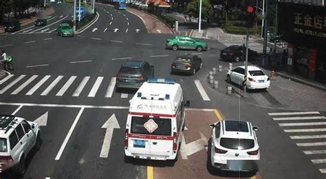 红绿灯路口拒绝给救护车让路