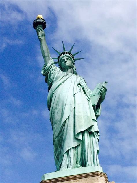 纽约大风暴自由女神像的头被吹走