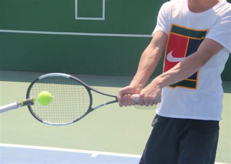 网球训练器带绳单人练习方法