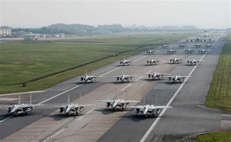 美军大批战机抵达冲绳