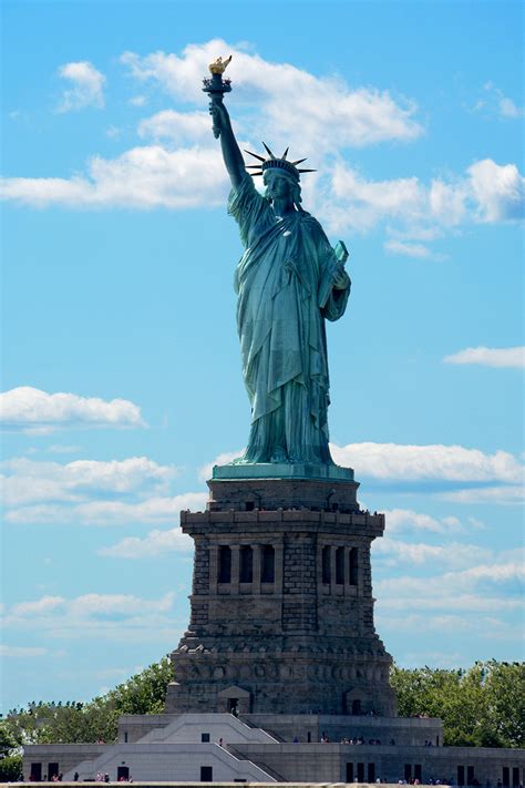 美国自由女神像被冰封