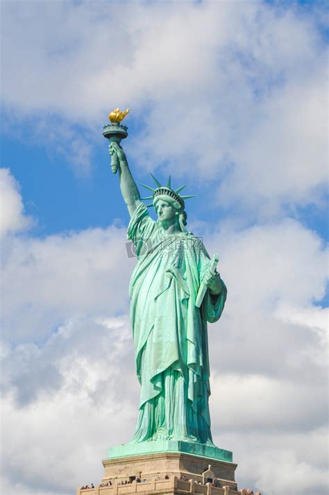 美国自由女神像遭酸雨