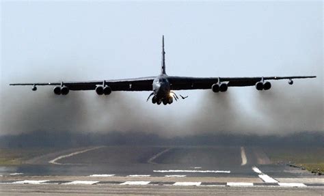 美国b52轰炸机飞越朝鲜半岛