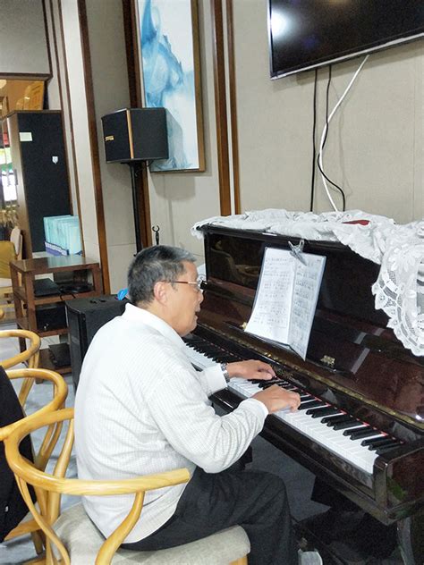 老人酒后弹钢琴当事人