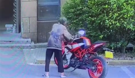 老太故意推倒摩托车后续视频