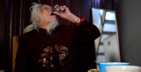老年人每天喝点白酒有益吗