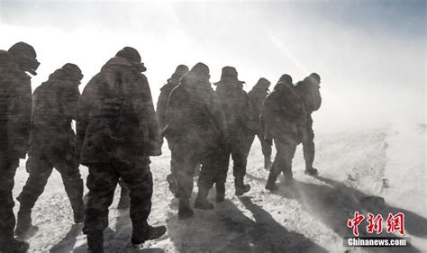 西藏边防战士风雪中巡逻