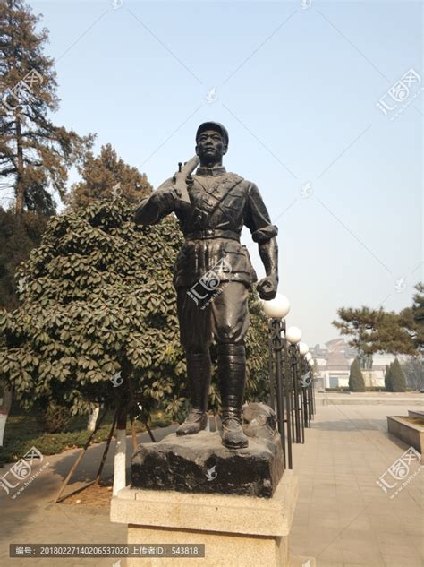 解放军战士造型雕塑