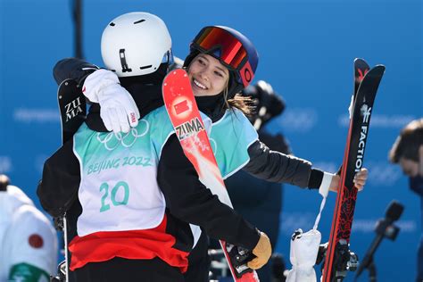 谷爱凌自由式滑雪女子大跳台夺冠