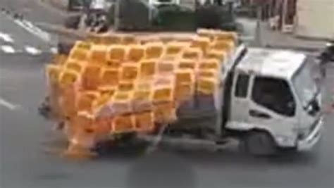 货车侧翻25吨橘子倾泻而出