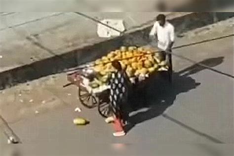 货车司机扔水果