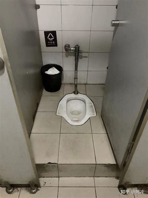 超脏厕所图片