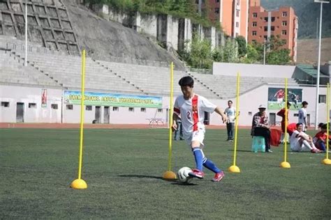 足球绕杆训练方法和措施