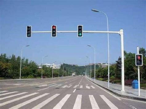 路口直行道上右转需等灯吗