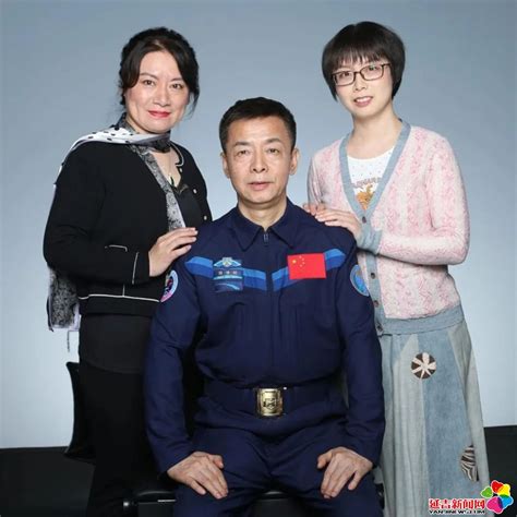 邓清明和女儿一起为航天事业奋斗