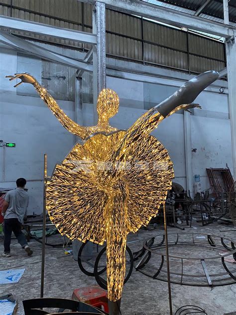 郑州不锈钢人物室外镂空雕塑定做