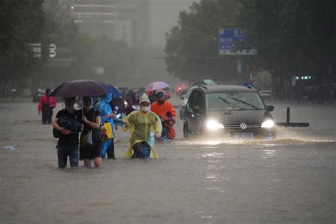郑州暴雨下1秒天黑