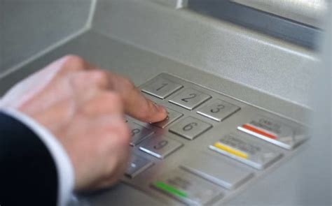 银行卡ATM上的密码怎么找