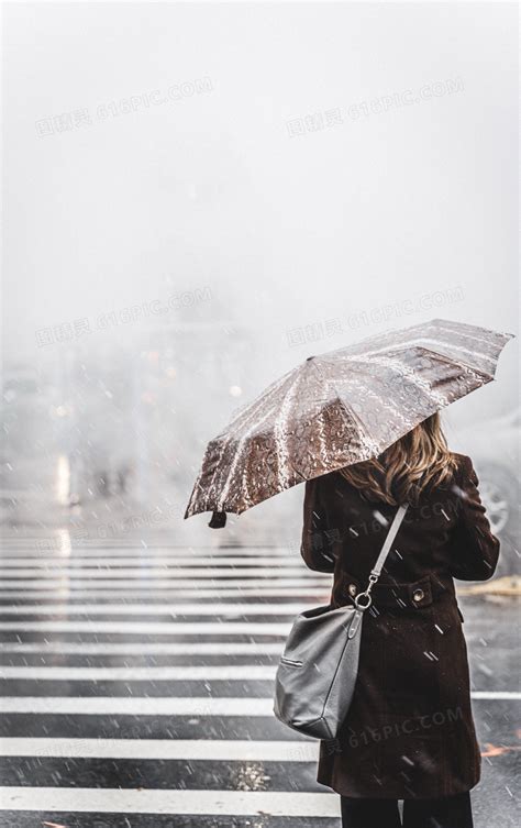 雨中撑伞唯美图片