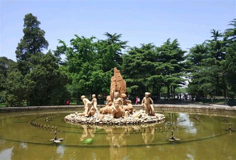 青岛中山公园门口的喷水池雕塑