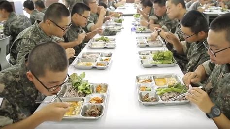 韩国人体验中国军队伙食