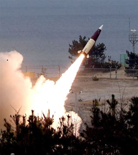 韩国军方发射陆海空联合导弹