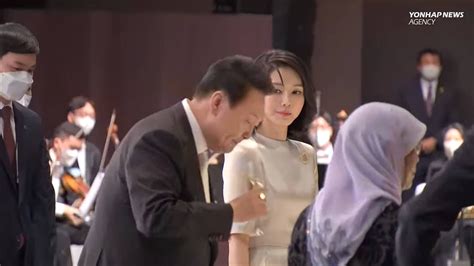 韩国总统被老婆一眼吓到放下酒杯
