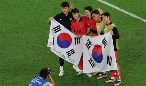 韩国球员踩国旗