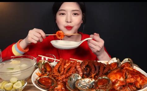 韩国美女吃生肉