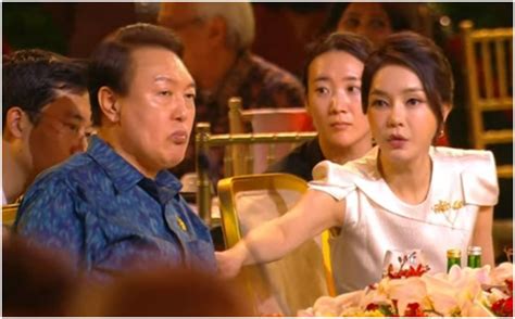 韩总统夫妇在欢迎宴上一幕引争议
