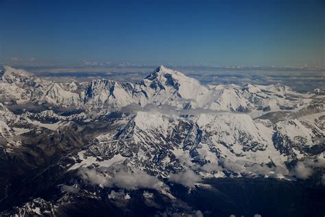 飞机能飞过珠穆朗玛峰山吗