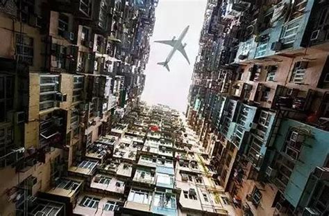 香港飞机飞过屋顶