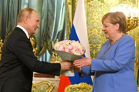 默克尔和普京总统用俄语交谈
