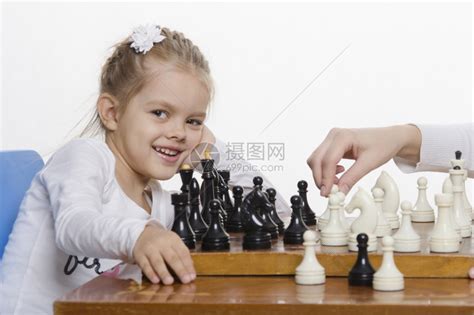 14岁女孩玩象棋