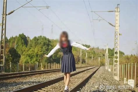 2名初中女生在铁轨上拍照