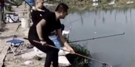 22岁网红小伙钓鱼时不慎触电