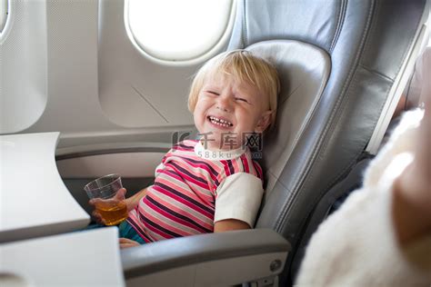 4岁儿童飞机上哭闹