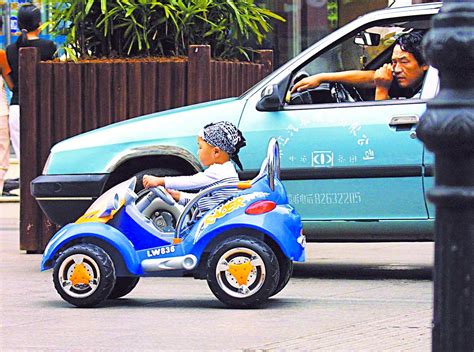 5岁孩子开电动汽车上高速