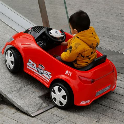 5岁小男孩开电动汽车