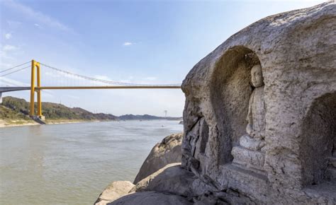 600年前摩崖造像露出长江江面