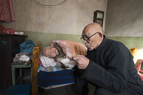 80岁老人独居古墓35年